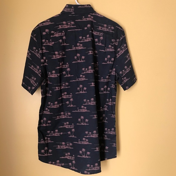 Beautiful Button Down Men’s Shirt - Picture 2 of 4